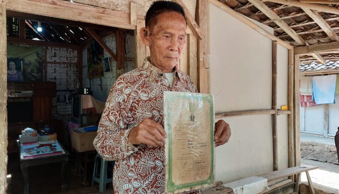 Kisah Pilu Mbah Sarno, Pejuang Yang Tinggal Dibekas Kandang Ayam Tak Diakui Negara