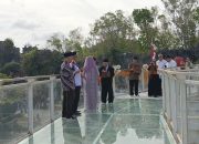 Puluhan Pasang Pengantin Nikah Bareng Diatas Tebing Laut Selatan