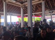 Ratusan Warga Piyaman Demo Pak Lurah