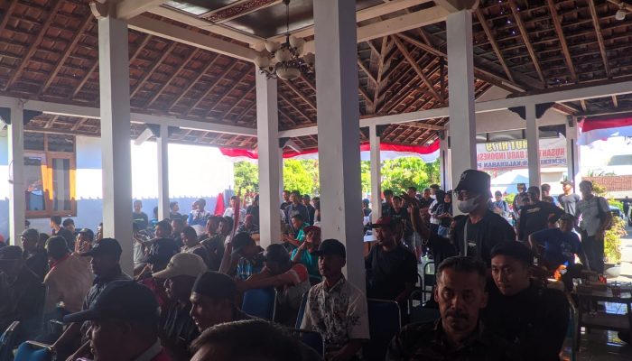 Ratusan Warga Piyaman Demo Pak Lurah