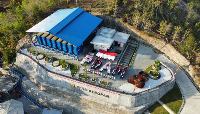 Gelar Upacara HUT ke-79 RI, PDAM Tirta Handayani Kibarkan Bendera Ditebing Seropan