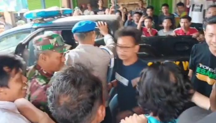 Tepergok Warga, Pencuri HP Babak Belur Jadi Bulan-Bulanan Masa