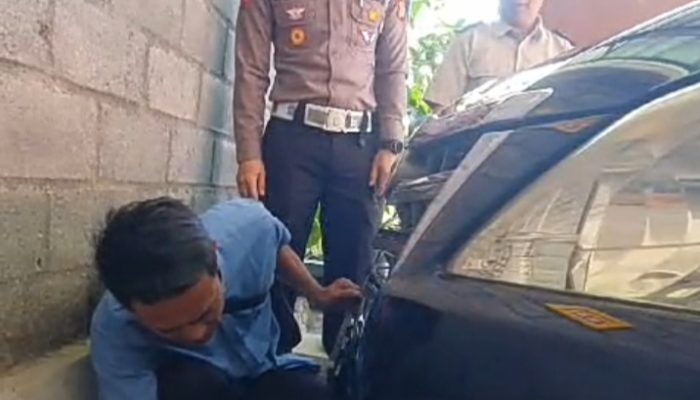 Viral….Mobil Plat Merah Bernopol Gelap Ternyata ‘Ngandang’ di Kantor ATR/BPN Gunungkidul