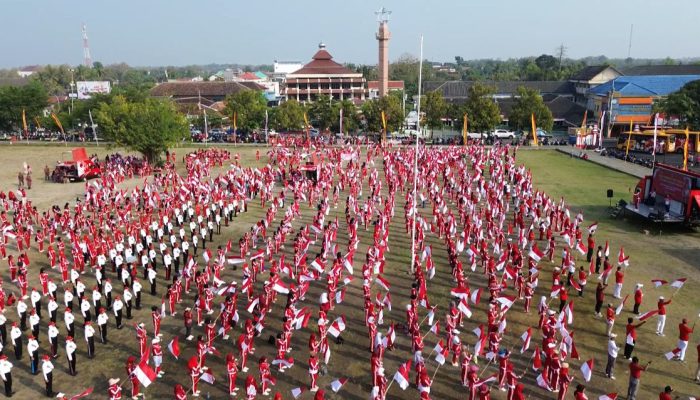 Tak Ada One Piece, di Gunungkidul Hanya ada Cinta Tanah Air. Bupati Bagikan Bendera Merah Putih dan Ajak Warga Senam Sicita