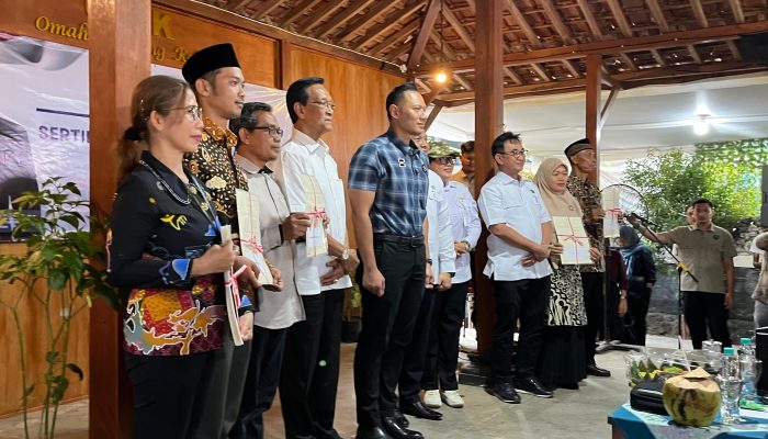 Hadir di Gunungkidul, Menko AHY Serahkan Sertifikat Tanah, Warga Sumringah