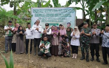 Sambang Petani di Banyusoco, Bupati Gunungkidul Salurkan Ribuan Bibit Kelapa Genjah