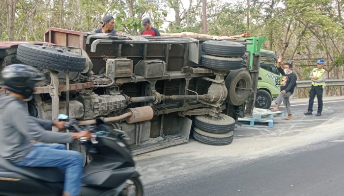 Truk Semen Terguling di Tikungan Beji Patuk, Sopir Alami Luka Ringan