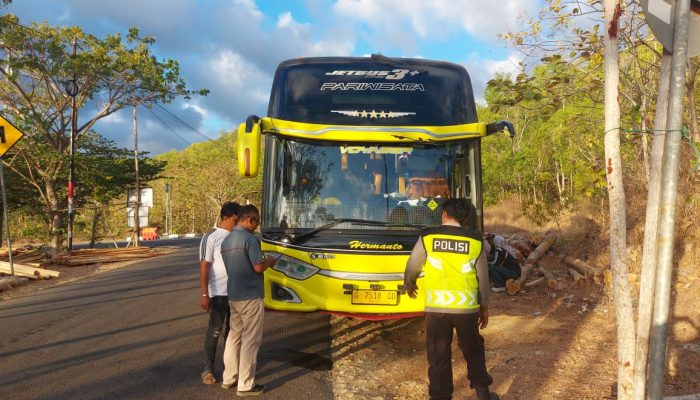 Rem Blong, Bus Wisata Tabrak Pos TPR Tepus
